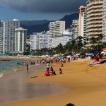 Disfrutan turistas de las playas de Acapulco por festividades del Día de Muertos