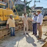 Supervisa Arturo Latabán López avances de la obra de colector sanitario en la colonia Progreso