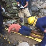 Rescatan Bomberos a persona que cayó en canal pluvial