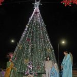 Enciende Abelina López árbol de Navidad en la Vía Rápida