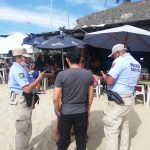 Policías Turísticos resguardan y entregan a menor extraviado en playa Papagayo