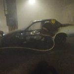 Sofoca Bomberos incendio de un vehículo en el estacionamiento de una tienda comercial