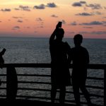 Miles de turistas disfrutan la puesta de sol en Acapulco