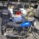 Aseguran una motocicleta y probable droga en Puerto Marqués