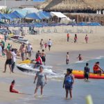 Disfrutan turistas de las playas de Acapulco