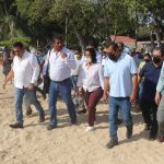 Recorre Abelina López con prestadores de servicios playa Manzanillo