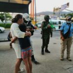 Localizan Policías Turísticos a menor extraviado en playa Las Hamacas