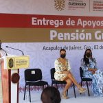 Participa Abelina López en la entrega de materiales a Promotora de Playas y apoyos de Pensión Guerrero