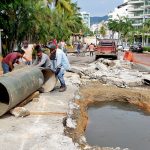 Atiende Capama y Obras Públicas colapso de colector de drenaje en la costera Miguel Alemán