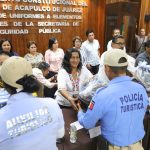 Entrega Abelina López, uniformes y equipamiento a policías