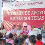 Entrega Abelina López, apoyos económicos a madres solteras