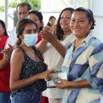 Entrega Abelina López, apoyos económicos a madres solteras