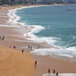 Persiste oleaje en playas de Acapulco por mar de fondo