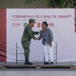 Asiste Abelina López Rodríguez a la ceremonia de canje de armas