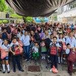 Continúa Gobierno de Abelina López Rodríguez la entrega de paquetes escolares a niños y niñas de escasos recursos