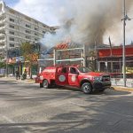 Sofocan Bomberos de Acapulco incendio en restaurante en la Costera