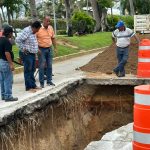 Atiende Gobierno de Abelina López Rodríguez socavón en avenida Costera Miguel Alemán