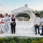 Devela Abelina López Rodríguez escultura “Viento en Reposo” en honor a víctimas de “Otis”