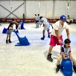 Invitan ciudadanos a disfrutar últimos días de la pista de patinaje del zócalo.