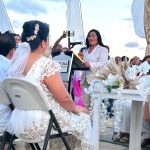 Agradecen parejas a Abelina López Rodríguez por “Bodas Colectivas 2025”.