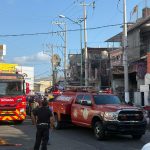 Bomberos de Acapulco sofocan incendio de comercio de plásticos en Calzada Pie de la Cuesta.