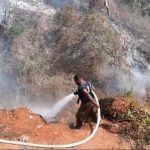 Atiende Bomberos de Acapulco incendio forestal en curso en la Chinameca.