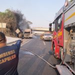 Reacción inmediata de Bomberos de Acapulco ante incendio de tráiler en autopista del Sol