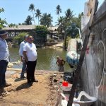 Repara CAPAMA fuga de agua potable en la Costera frente al río del Camarón.
