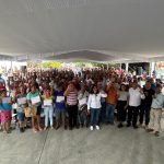 Entrega Abelina López Rodríguez semilla de maíz mejorada a campesinos.
