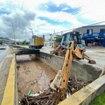 Intensifica Gobierno de Abelina López Rodríguez limpieza en canales en Cayaco-Puerto Marqués.