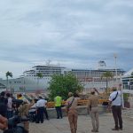 Arriba el crucero Seven Seas Mariner al puerto de Acapulco.