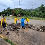 Limpia Gobierno de Abelina López Rodríguez arrastre de basura en rejillas por lluvias