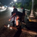 Retira Gobierno de Acapulco poste colapsado en Cima-Cruces