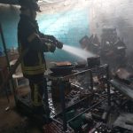 Atienden Bomberos incendio en local comercial de Ciudad Renacimiento