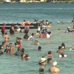 Turistas disfrutan de Acapulco y su clima tropical durante la temporada vacacional