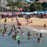 Disfrutan turistas puente del Grito de Independencia en Acapulco