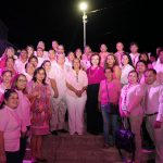 Ilumina Abelina López La Quebrada en homenaje a la lucha contra el cáncer de mama
