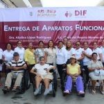 Entrega DIF Acapulco sillas de ruedas a personas con discapacidad