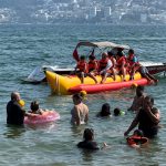 Abarrotan turistas playas de Acapulco y disfrutan del clima tropical