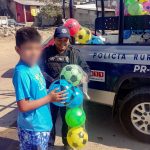 Alegran Día de Reyes policías de Acapulco en zonas urbanas y rurales