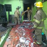 Atienden Bomberos de Acapulco incendio en vivienda por fuga de gas LP