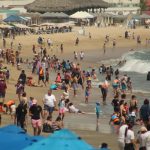Abarrotan turistas playas de Acapulco por puente del natalicio de Benito Juárez