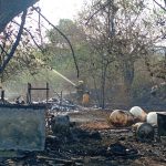 Atienden Bomberos de Acapulco incendio en depósito de chatarra en Los Órganos