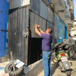 Retira Vía Pública estructura que invadía banqueta en el Centro de Acapulco