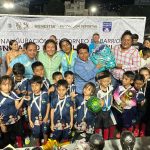 Corona Gobierno de Acapulco a campeones del Torneo de Barrios Mundialito de fútbol