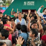Lleva Abelina López alegría y regalos a más de 500 niños de la colonia Electricistas