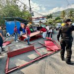Retira Vía Pública casetas y objetos que invadían banquetas en calle Solidaridad