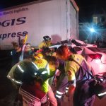 Bomberos de Acapulco rescatan a persona prensada en accidente vial