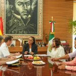 Recibe Abelina López al comandante de la fragata española “Álvaro de Bazán”