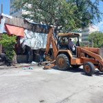 Retira Vía Pública vivienda precaria en zona del río del Camarón